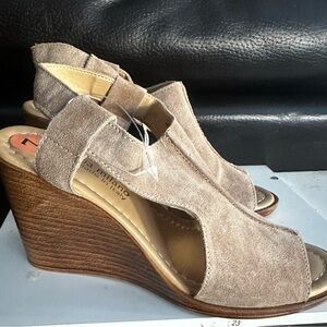 Sophia Milano Italian Women's Tan Wedge Sandals size 7 nwt